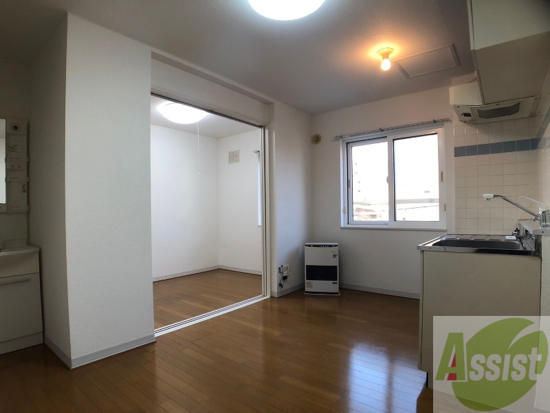 居室・リビング　リビングです。窓が大きくて明るいですね！