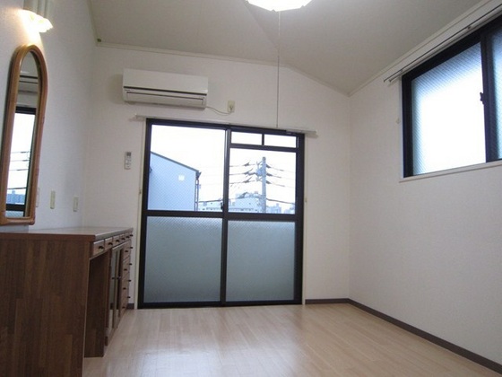 居室・リビング　※別号室の写真です