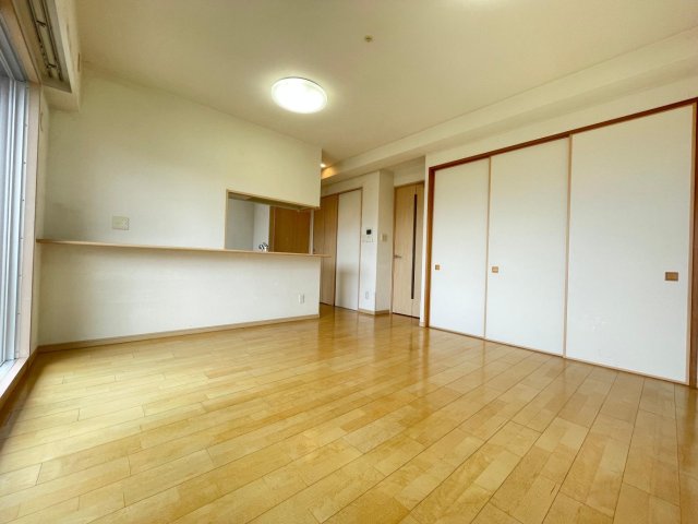 居室・リビング　LD約10.5畳。襖を開けると和室と一体で使えます。