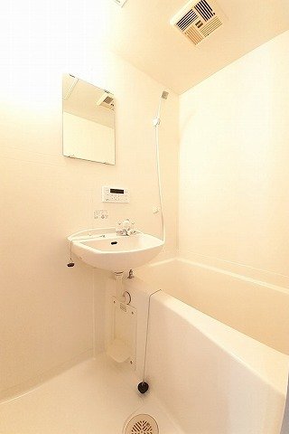 バス・シャワールーム　コンパクトで使いやすいお風呂です