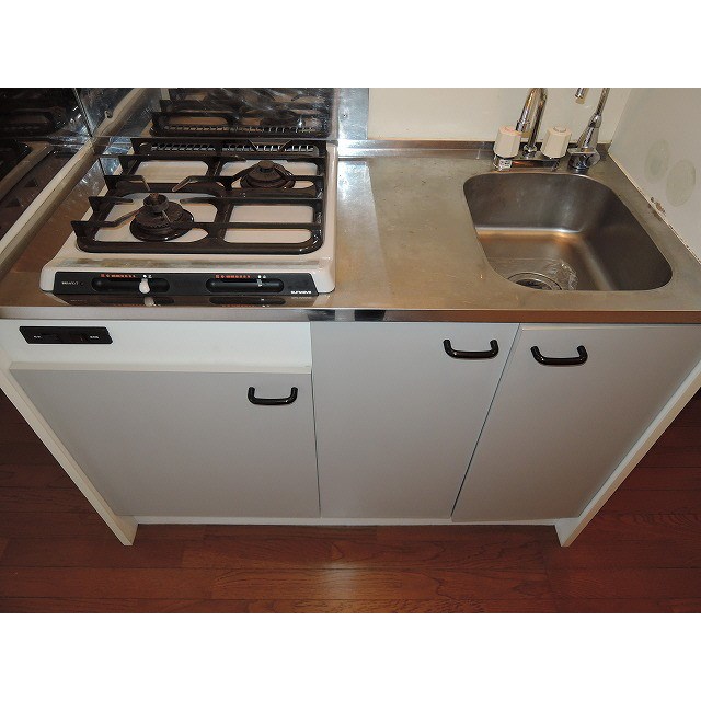 キッチン　二口ガスコンロ付のキッチンです。