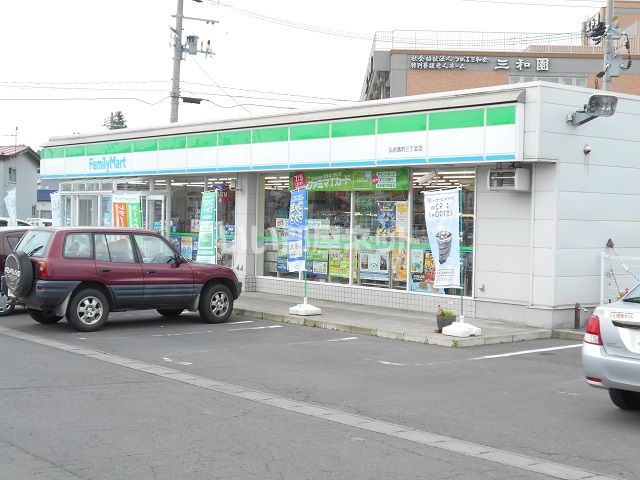 コンビニ　ファミリーマート 弘前茜町三丁目店（コンビニ）まで689m