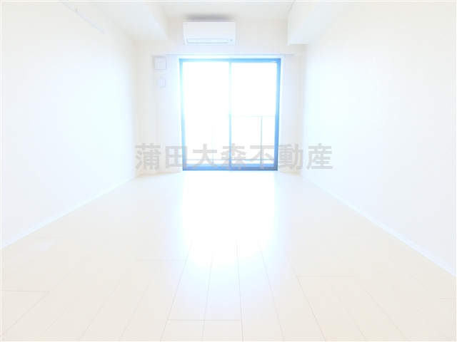 居室・リビング　洋室8.1帖　クローゼットの他に洋室上部に吊戸棚収納あります