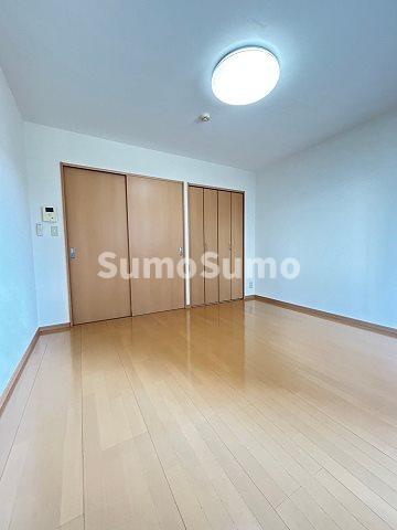 その他部屋・スペース　落ち着いた色調の寝室です