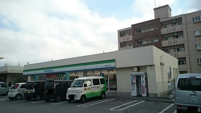 コンビニ　ファミリーマート真嘉比中央店（コンビニ）まで150m