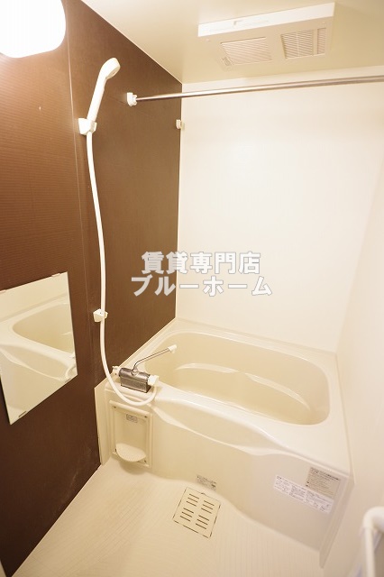 バス・シャワールーム　お風呂は浴室乾燥機付き！