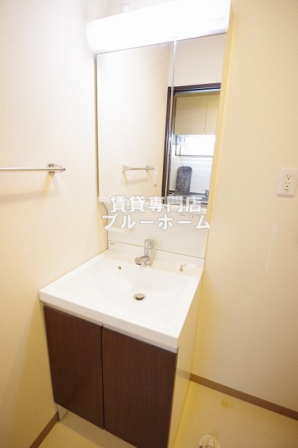 洗面設備　収納付き独立洗面台！