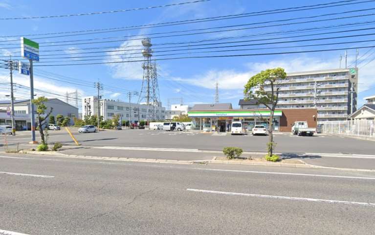 コンビニ　ファミリーマート福成二丁目店（コンビニ）まで325m