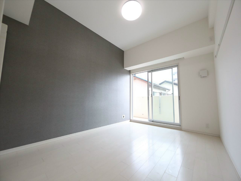 バルコニー　洋室8.6帖　エアコン完備　バルコニー　イメージ写真