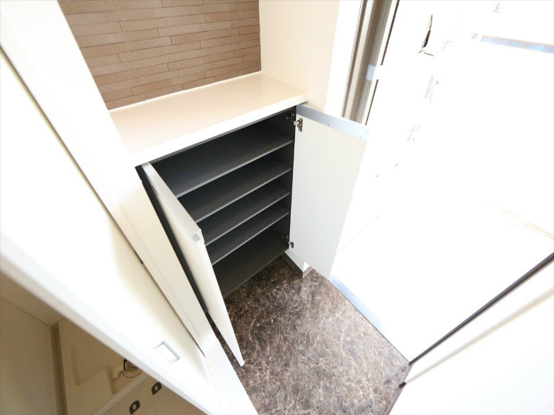 玄関　玄関　シューズクローク付（収納充実してます）　イメージ写真