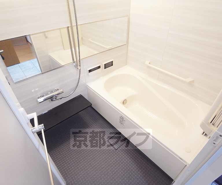 バス・シャワールーム　優雅で贅沢なバスルームです。