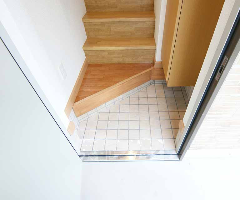 玄関　お部屋は２階です。