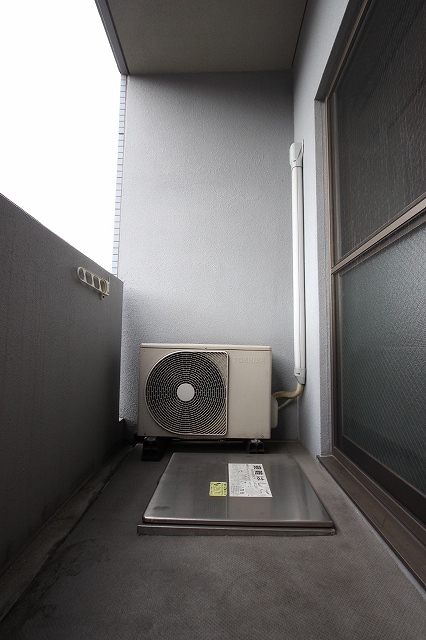 バルコニー　同物件、別号室のものです