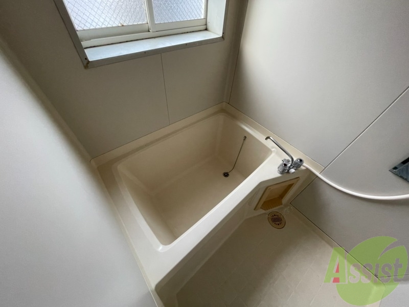 バス・シャワールーム　こちらはお風呂。一日の疲れをここで癒してください。