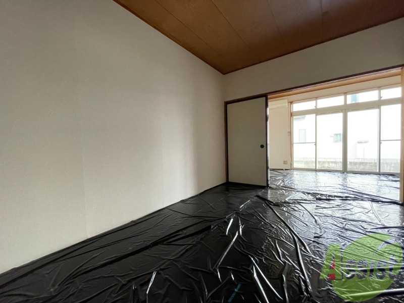 居室・リビング　リビングは壁紙が白で統一されているので、清潔感があります。