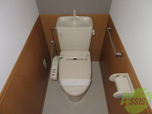 トイレ　白基調で、清潔感あふれるお洗いですよね。