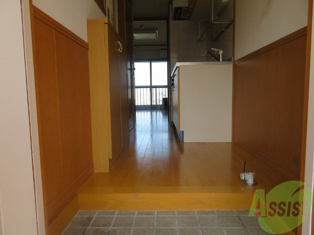 玄関　玄関口も広く収納スペースも付いていますよ。