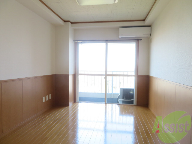 居室・リビング　日当たり良好で、採光があり明るい譜に気のお部屋です。