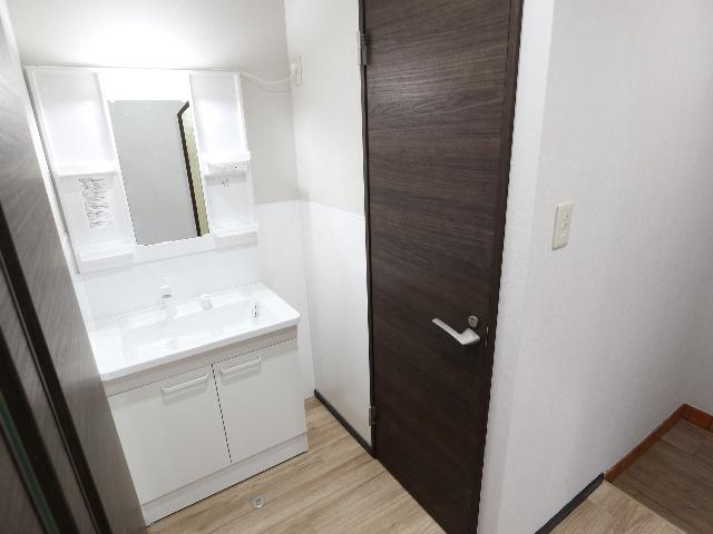 洗面設備　明るい洗面所です