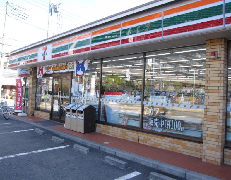 コンビニ　セブンイレブン 足立東和5丁目店（コンビニ）まで305m