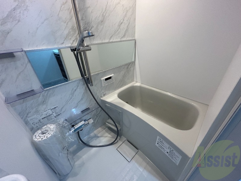 バス・シャワールーム　浴室です。深く大きな浴槽で、つい長風呂をしてしまいますね。