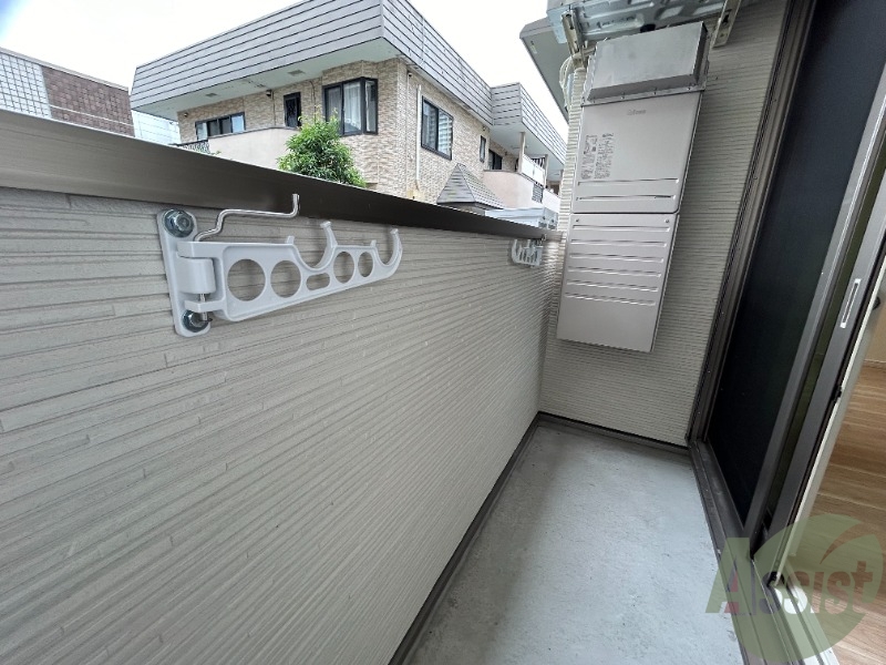 バルコニー　こちらはベランダです。幅も奥行きもあり、色々干せそうですね。