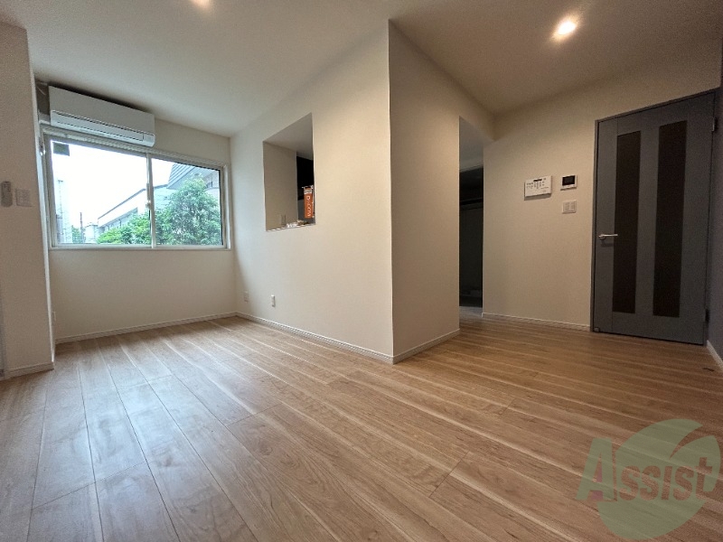 居室・リビング　リビングです。濃い色のフローリングがおしゃれです。