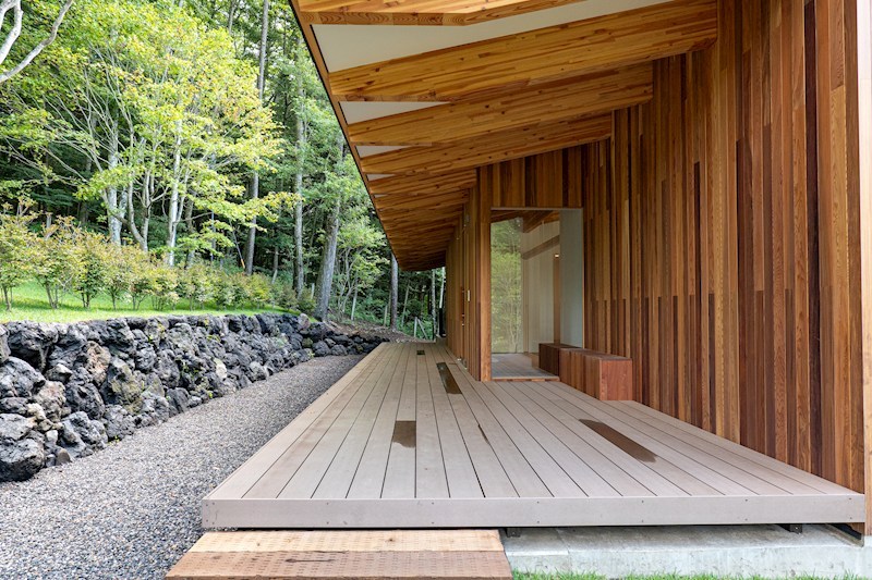 玄関　木の質感を活かした外壁とポーチの水平ラインが美しく連続し建物
