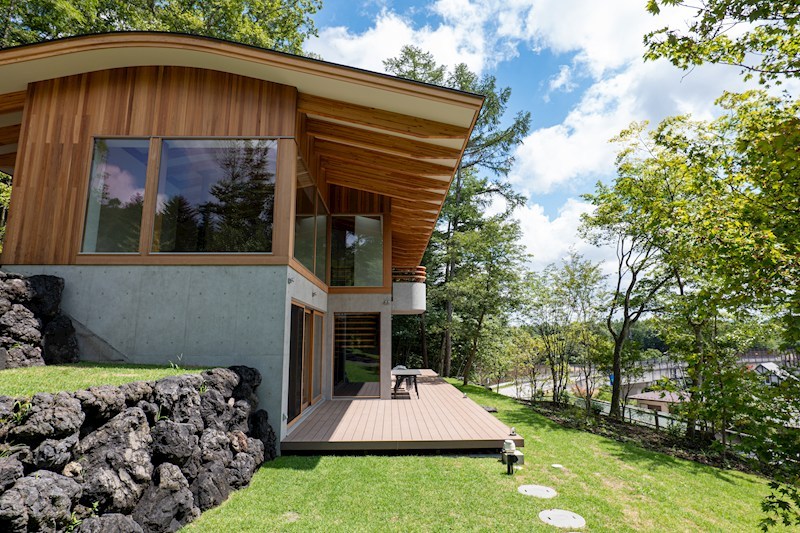庭　建物に沿って長く伸びるウッドデッキは深い軒が雨や日差しを遮り