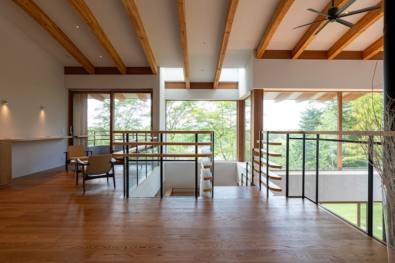 その他部屋・スペース　高い位置に配された窓から、刻々と表情を変える自然光が差し込み