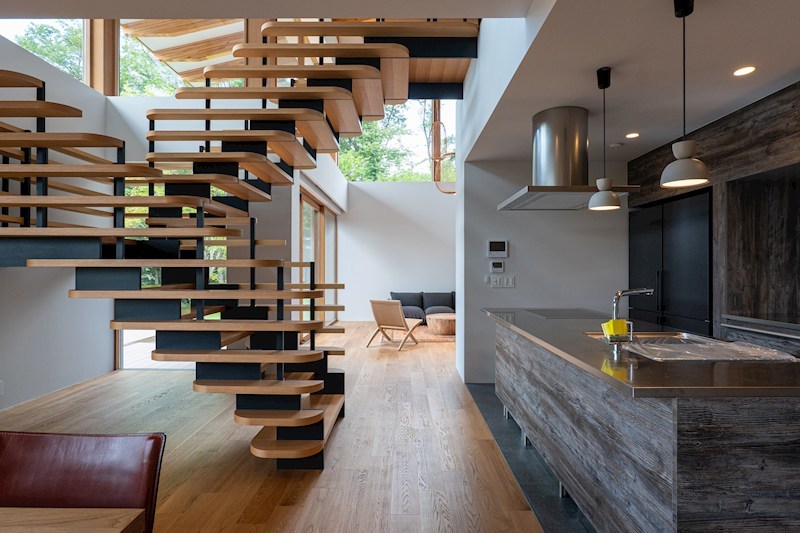 その他　木の質感を活かしたスケルトン階段は、それ自体がオブジェのよう