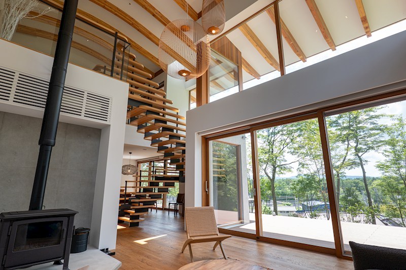 その他　1階から2階へとつながる開放的な吹き抜けと、木の温もりを感じ