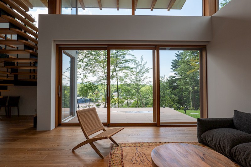 眺望　リビングからフラットに続くデッキは、アウトドアダイニングや読