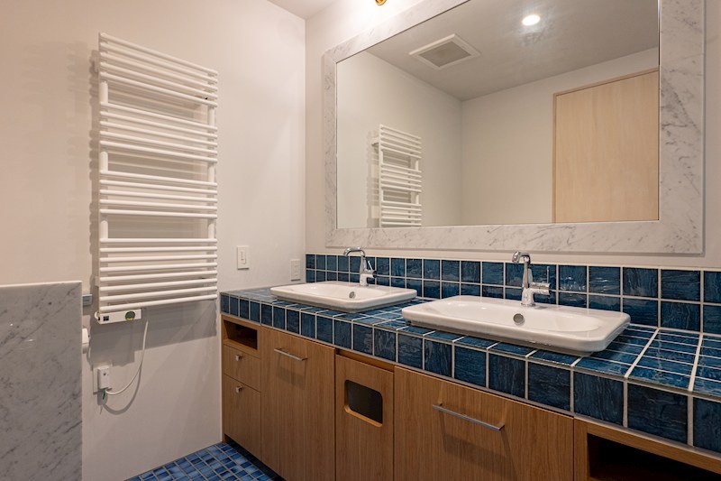 洗面設備　ご夫婦やご家族で同時に使用できる2つの洗面ボウルを完備、深い