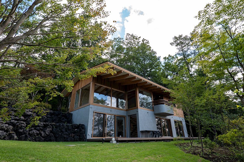 建物外観　周囲を樹木に囲まれており、プライバシーを確保しながら森の中の