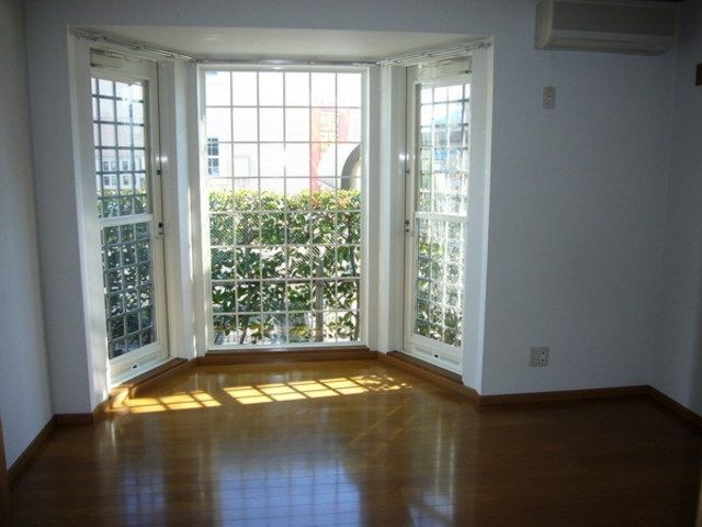 その他部屋・スペース　お洒落で明るいベイウィンドウ