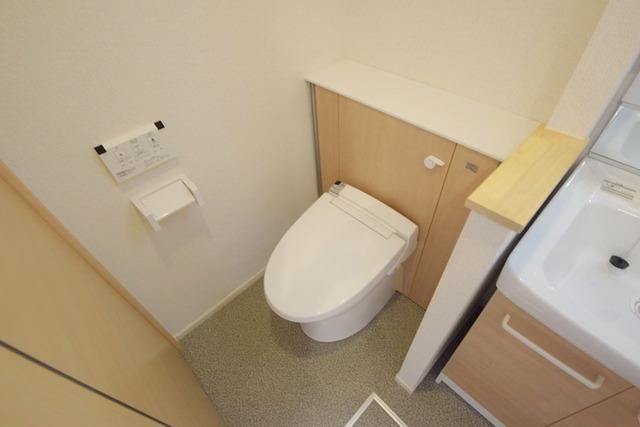 トイレ　★タンクレスなオシャレトイレ★