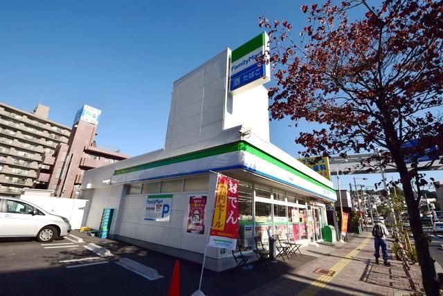 コンビニ　ファミリーマート（コンビニ）まで900m