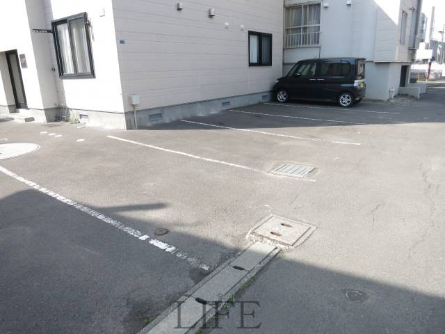 駐車場　広々駐車場スペース♪