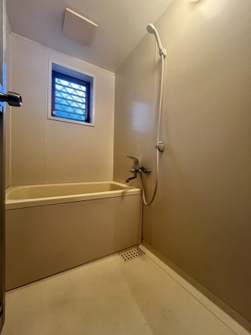 バス・シャワールーム　コンパクトで使いやすいお風呂です