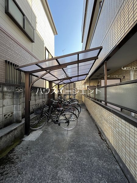 その他共有部分　屋根付きの駐輪スペースです
