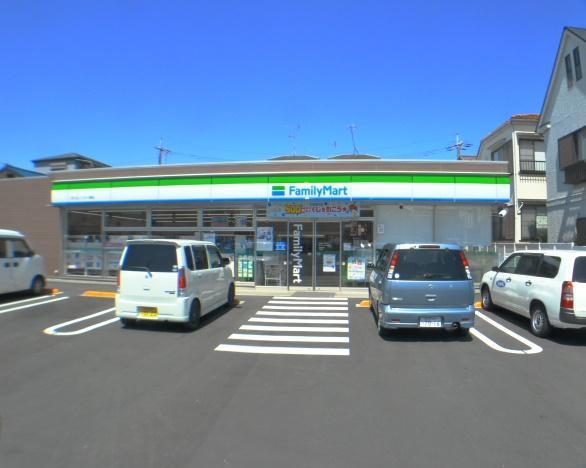 コンビニ　ファミリーマート（コンビニ）まで550m