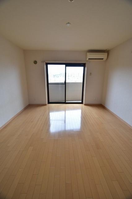 居室・リビング　エアコン完備※反転タイプです