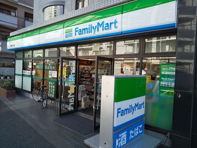 コンビニ　ファミリーマート駒場四丁目店（コンビニ）まで80m