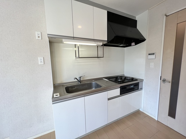 キッチン　クリーニング前の写真になります。