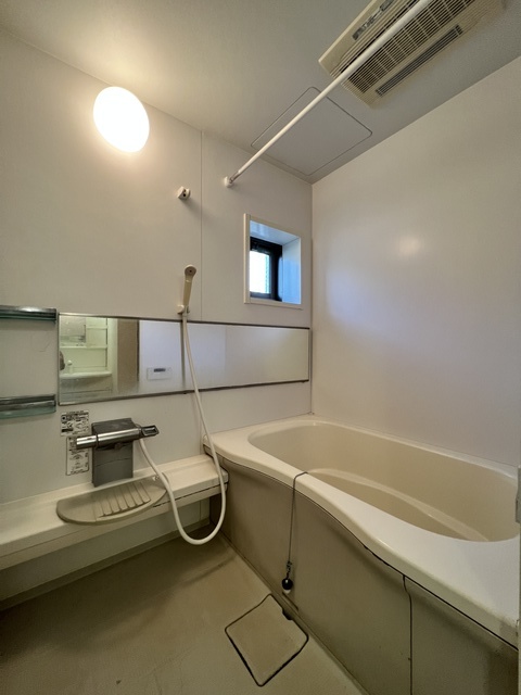 バス・シャワールーム　クリーニング前の写真になります。