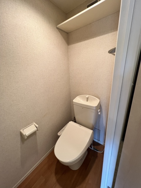 トイレ　クリーニング前の写真になります。