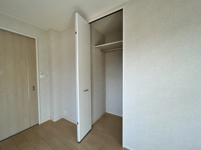 収納　クリーニング前の写真になります。