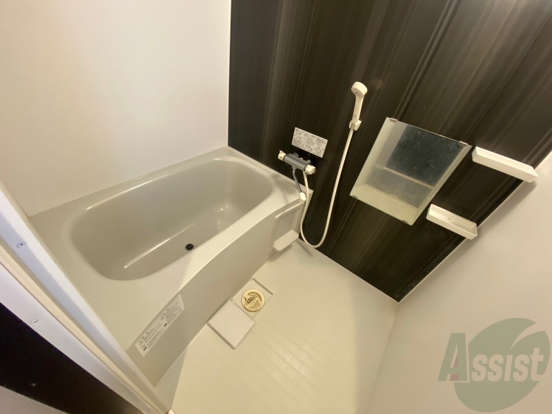 バス・シャワールーム　広々したお風呂で快適にくつろげそうです。