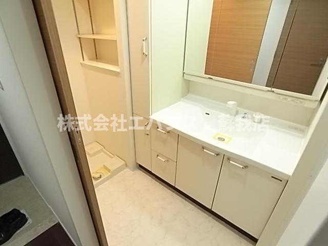 洗面設備　明るい洗面所です